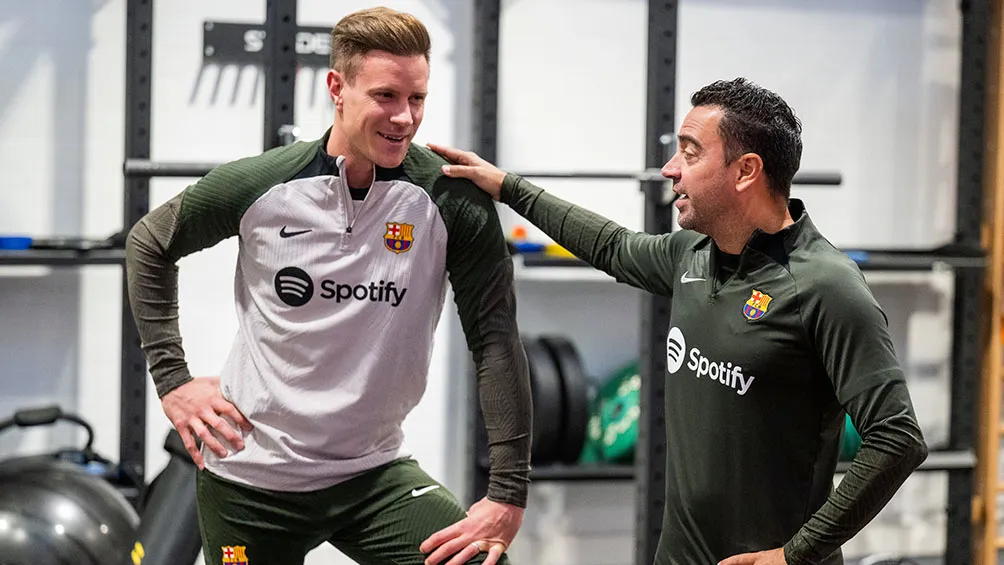 Xavi charla con Ter Stegen tras una práctica