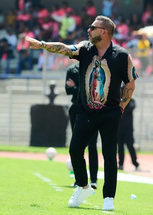 Turco Mohamed con playera de la Virgen de Guadalupe