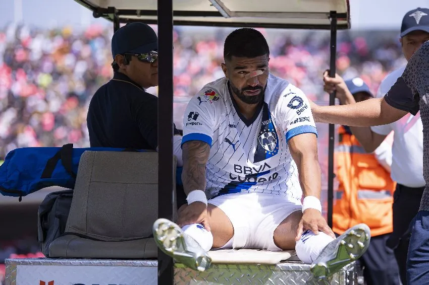 Rodrigo Aguirre salió por lesión vs Pumas