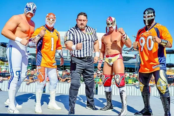 CMLL realizando su función en el Empower Field