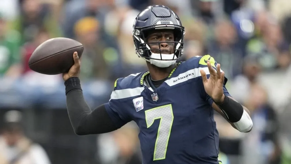 Geno Smith lanzando en el encuentro de este domingo