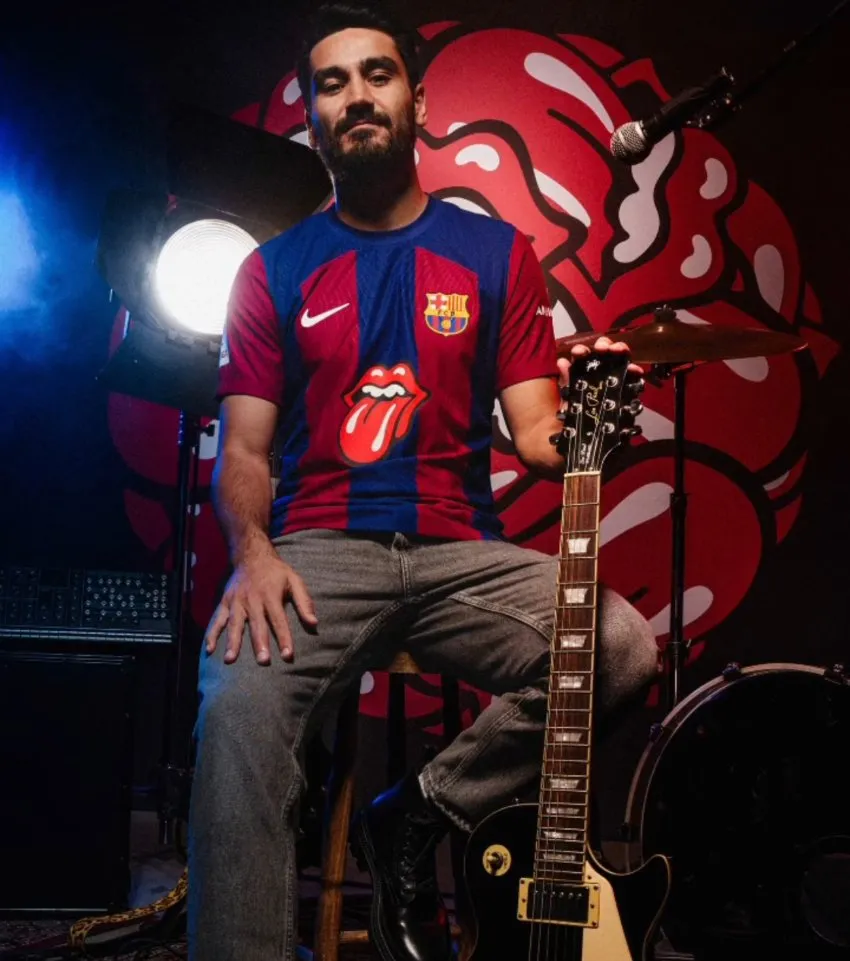 Ilkay Gündogan modelando la playera