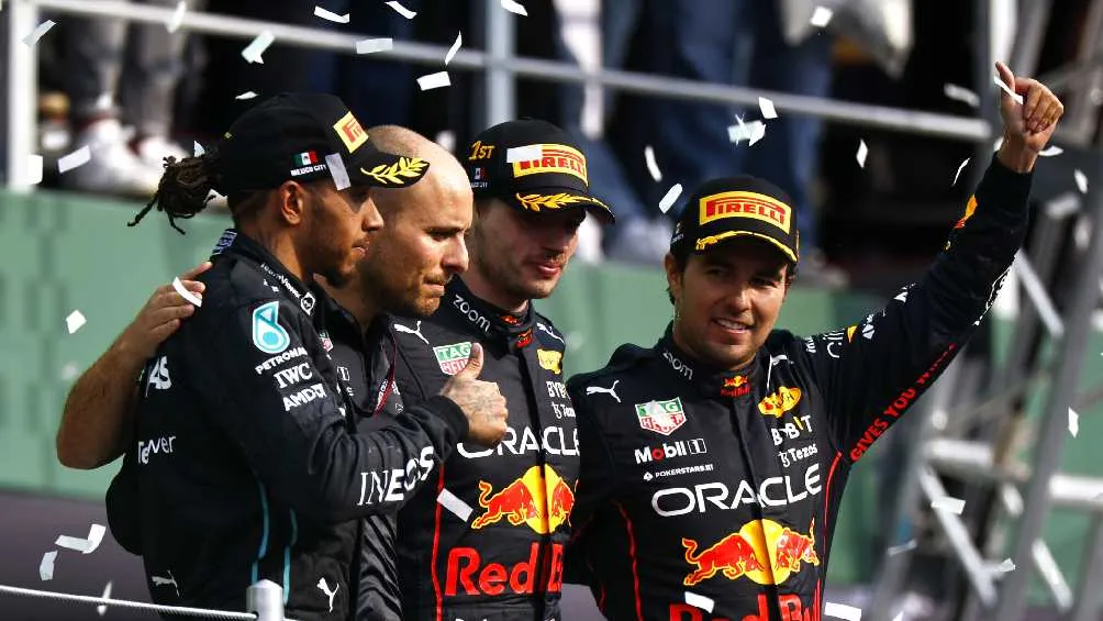 redbullracing.com Hamilton, Verstappen y Checo, en el podio de 2022