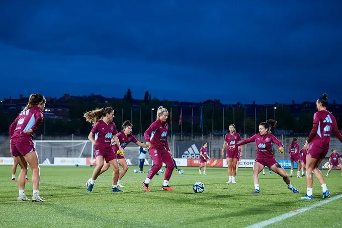 Hermoso y otras jugadoras durante el entrenamiento