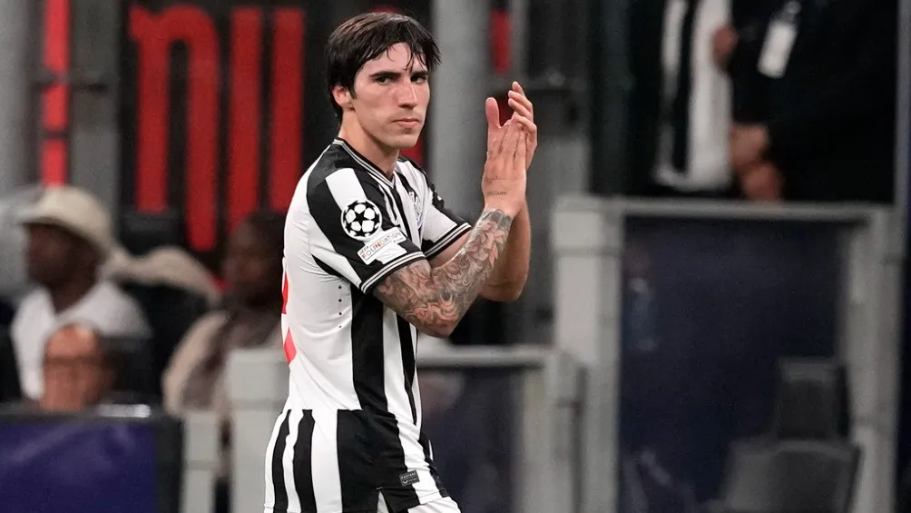 Sandro Tonali en partido con el Newcastle
