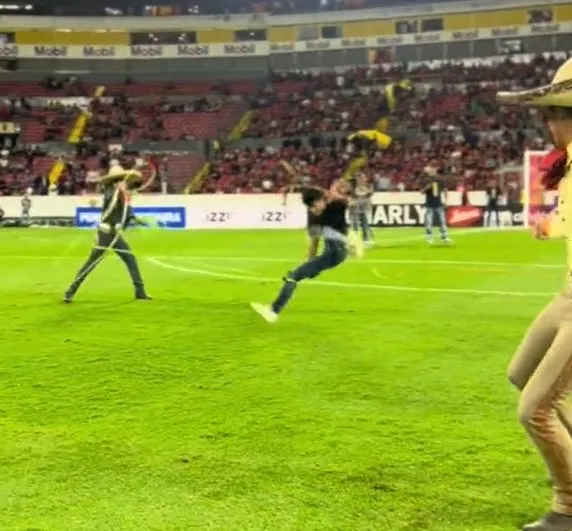 'Jaripeo humano' durante el Atlas vs Mazatlán se vuelve viral