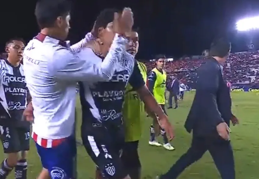 Momentos donde lo intentan consolar