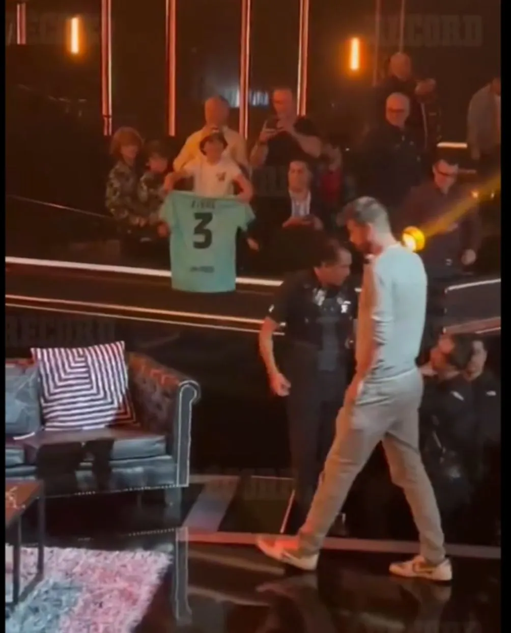 Piqué iba con su celular...