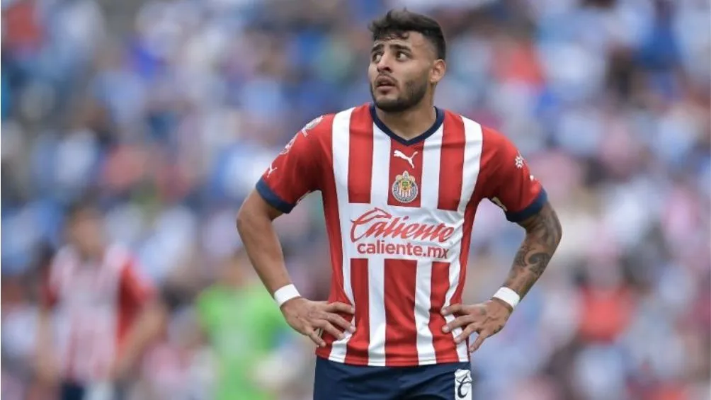 Alexis Vega en un partido con Chivas