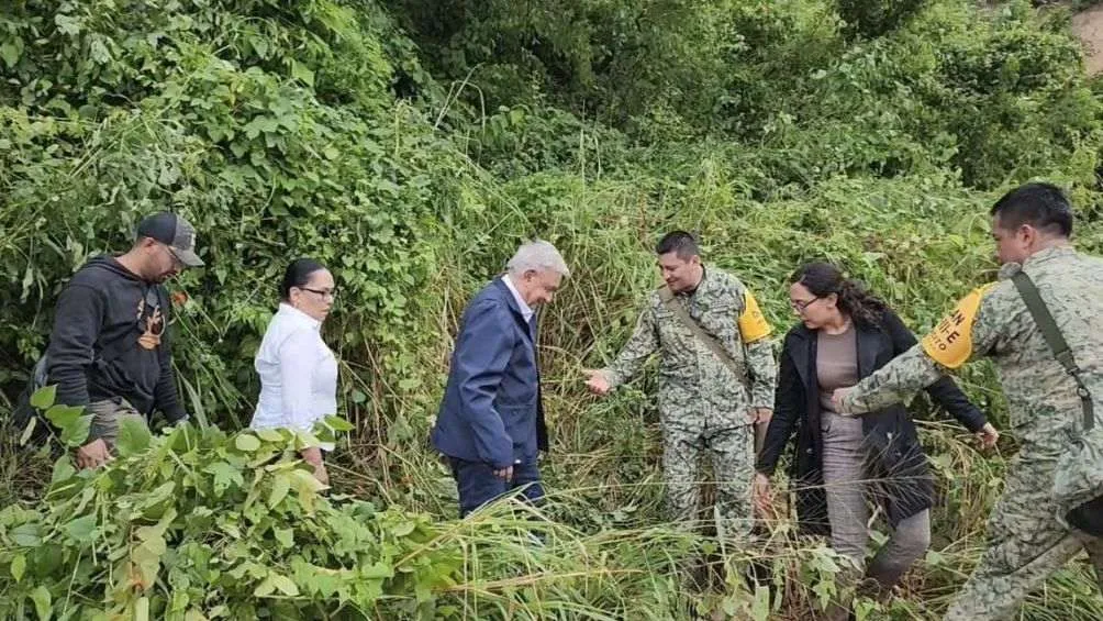 AMLO caminando tras bajar el automóvil en el que viajaba
