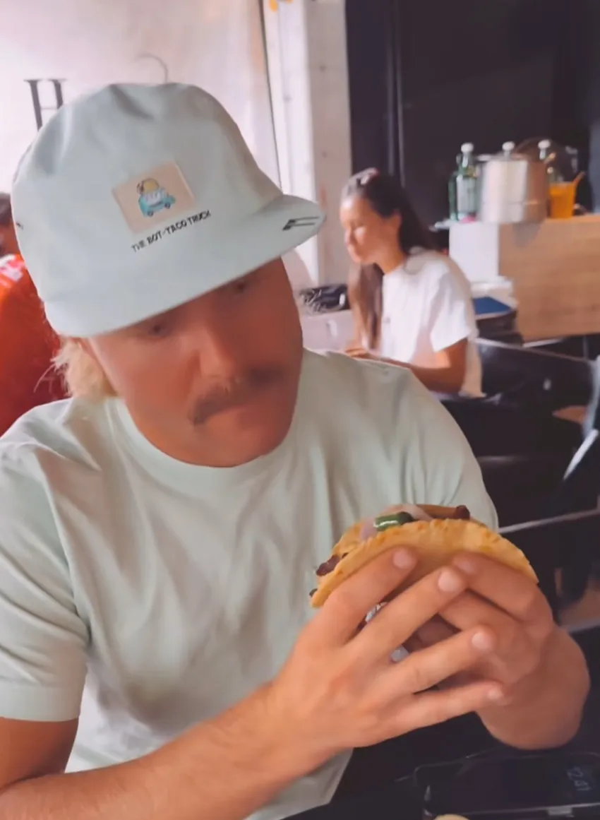 Bottas apunto de probar los tacos