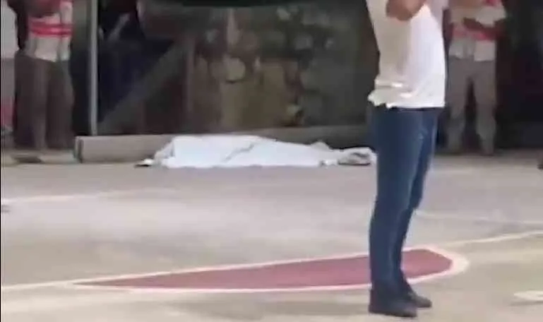 En el video se observa el cuerpo cubierto con una sábana