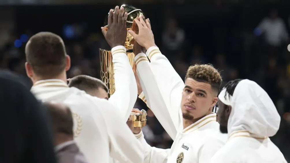 Los Nuggets recibiendo el trofeo Larry O'Brien