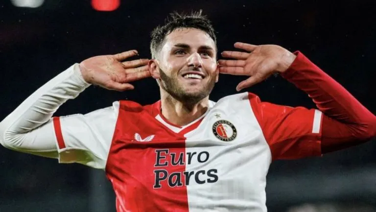 Santiago Giménez celebra su gol en Champions