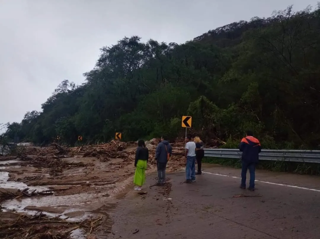 Twitter: @vialhermes Así luce una de las carreteras en Guerrero tras el paso de Otis