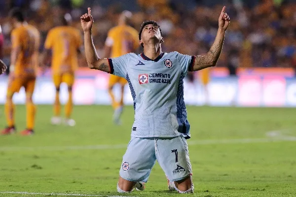 MEXSPORT Uriel Antuna celebrando su gol con Cruz Azul