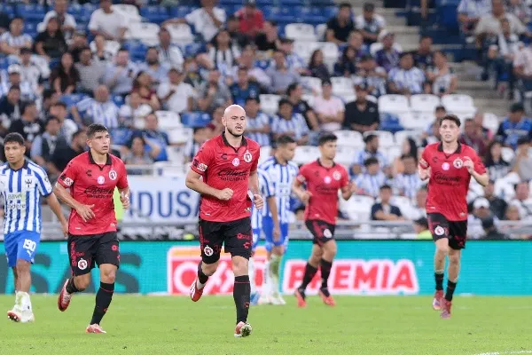 Carlos González celebrando su gol