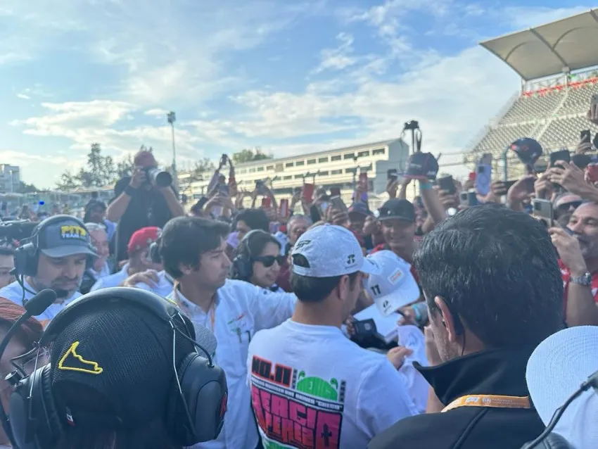 Checo Pérez atendiendo a la afición mexicana del GP de México