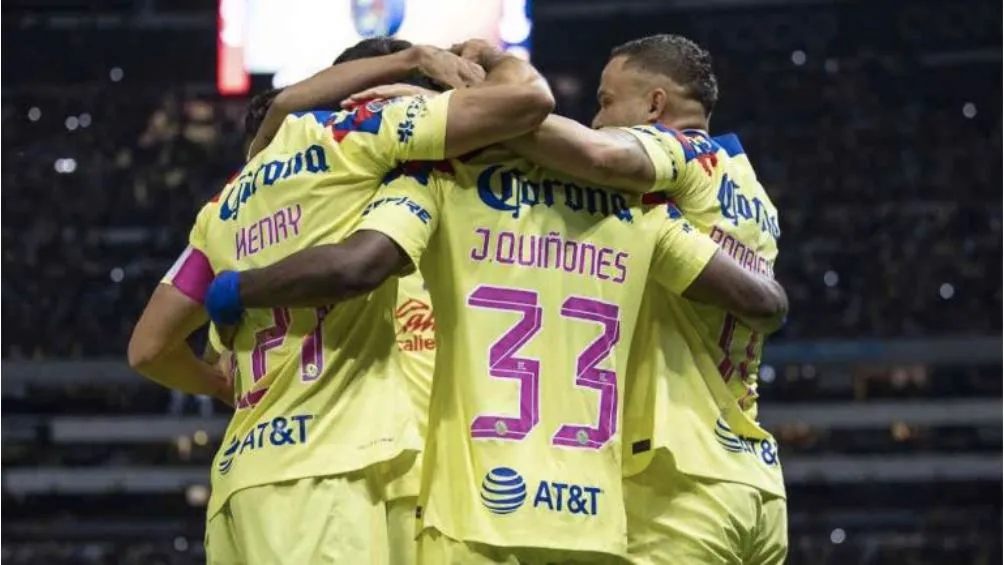 América celebrando un gol en el Azteca