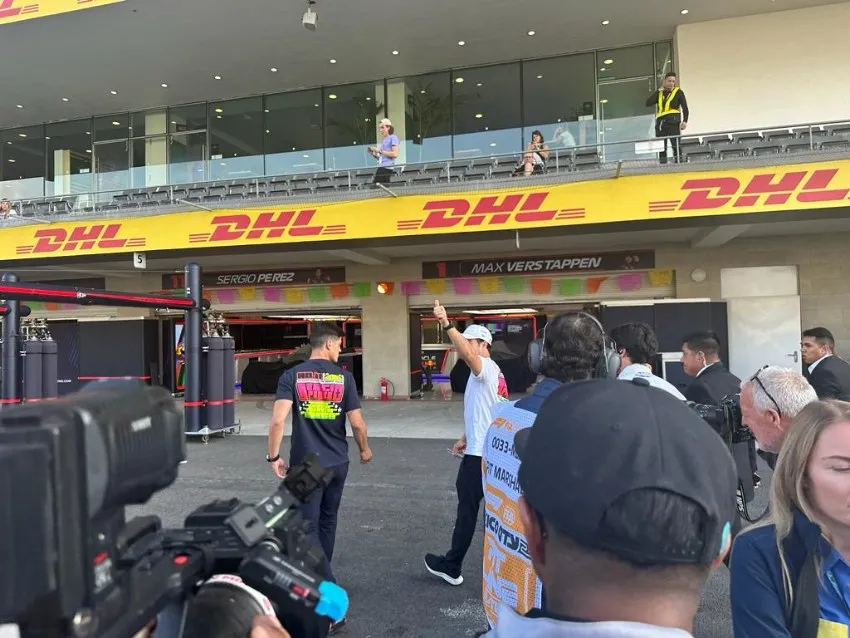 Checo Pérez en el pit walk del Autódromos Hnos. Rodríguez