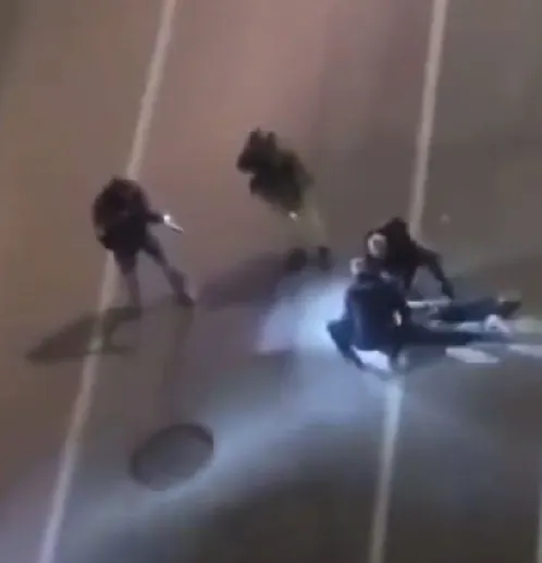 Policía capturando al tirador