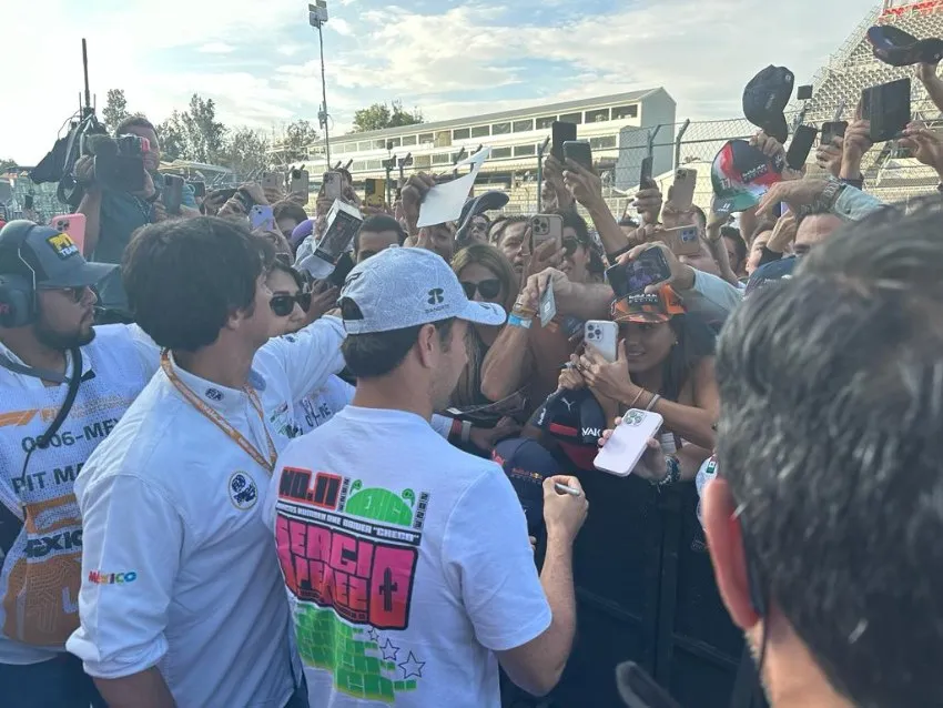 Checo Pérez atendiendo a la afición mexicana del GP de México