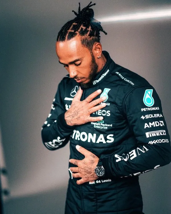 Lewis Hamilton aseguró que en Red Bull no apoyan a Pérez