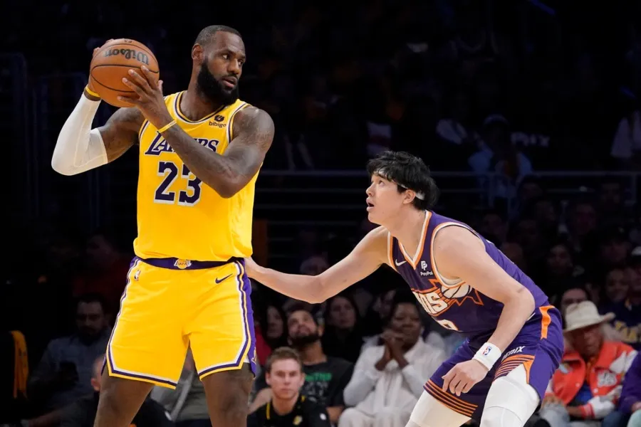 LeBron James anotó 21 puntos en la victoria ante Suns