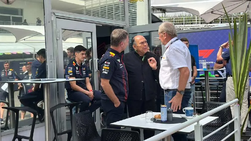 El asesor también convivió con el padre de Checo