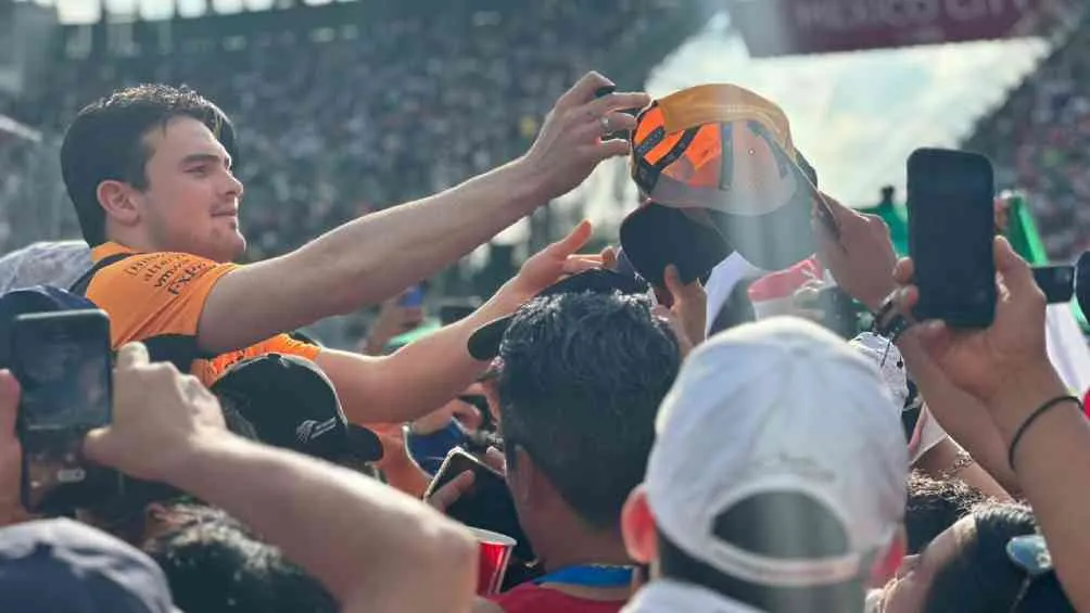 Pato regala autógrafos a la afición en el Autódromo Hermanos Rodríguez