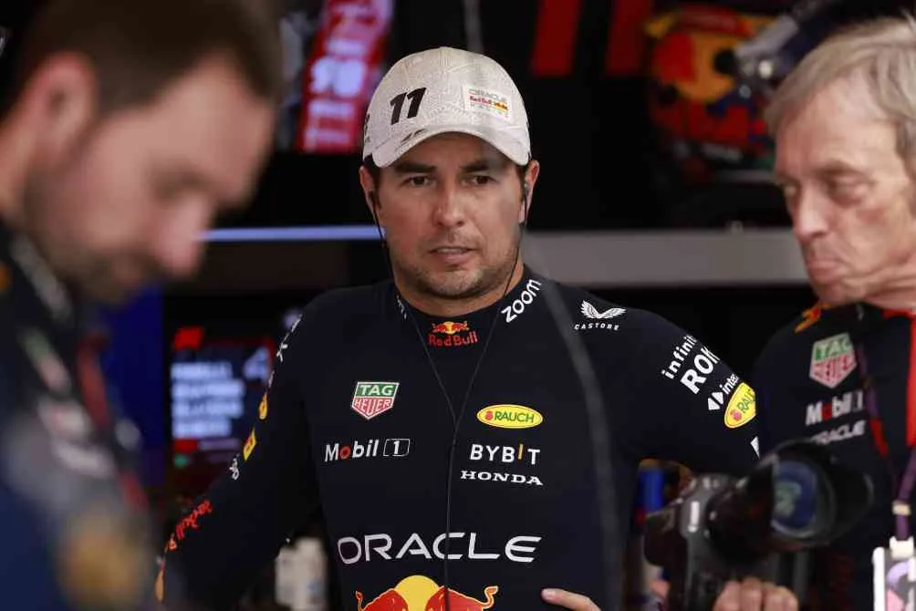 Checo Pérez en el garage de Red Bull en el Gran Premio de México