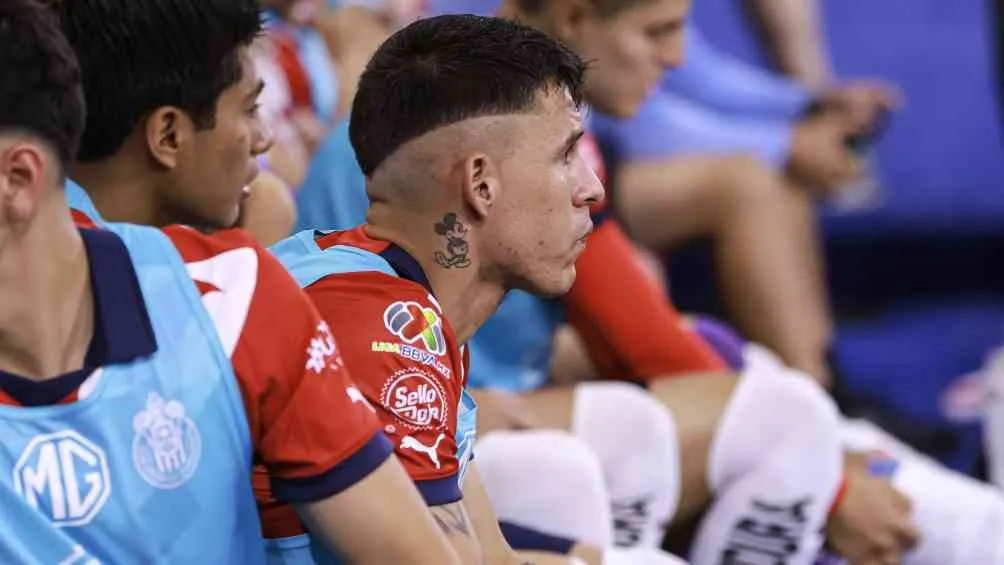 'Chicote' en la banca en el primer tiempo del partido