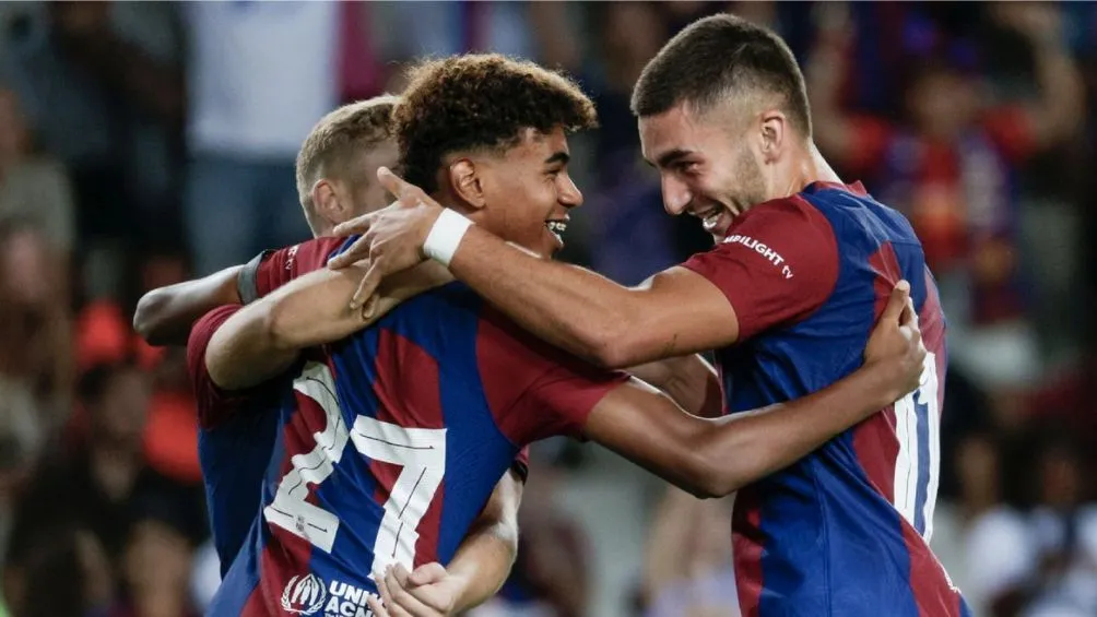 AP El Barcelona celebra con Yamal una anotación