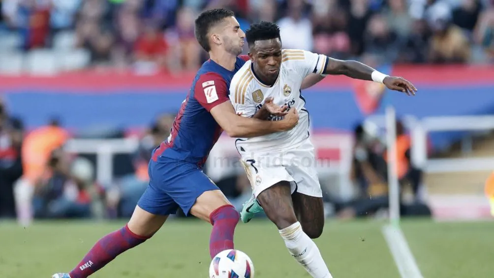 Vinicius en un duelo con Ferrán Torres