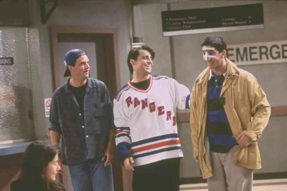 Perry con Matt Le Blanc (Joey) y David Schwimmer (Ross) en la serie Friends
