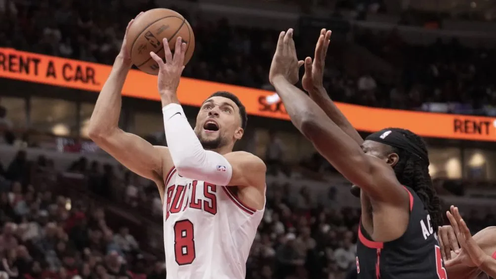 Zach La Vine ante los Toronto Raptors