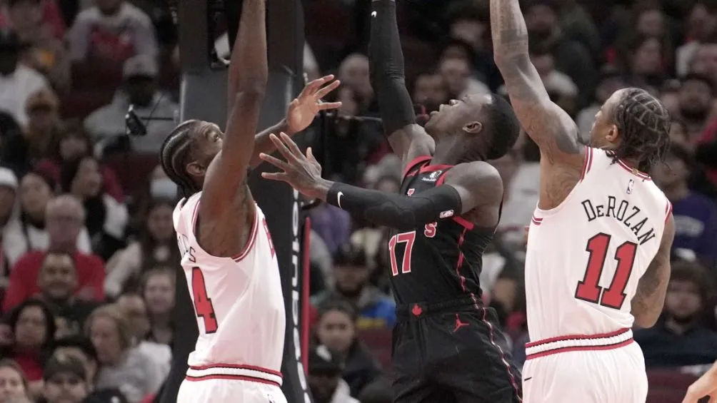 De Rozan disputando el balón ante un jugador de los Raptors