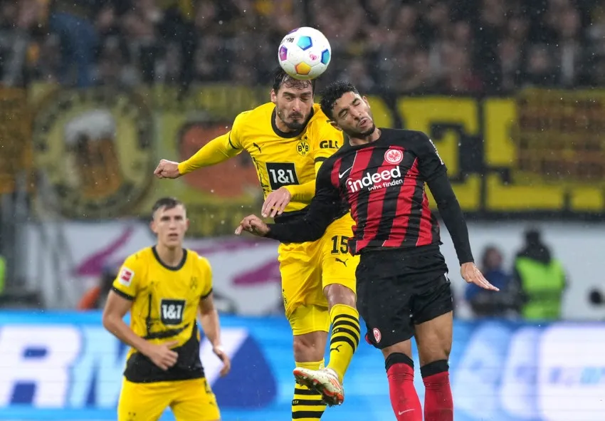 Balón aéreo disputado