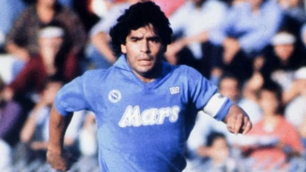 Maradona jugando con el Napoli