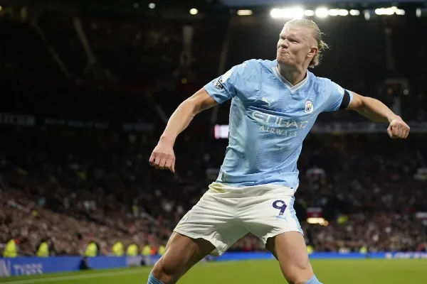 Erling Haaland anotó dos goles frente al United