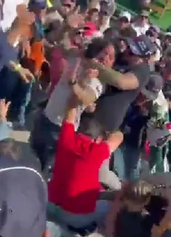 Aficionados se pelean en las gradas del Autódromo