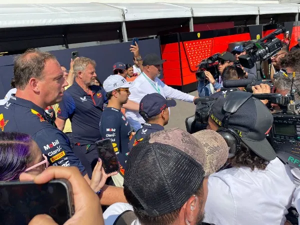 'Checo' abandonando el GP de México tras el golpe