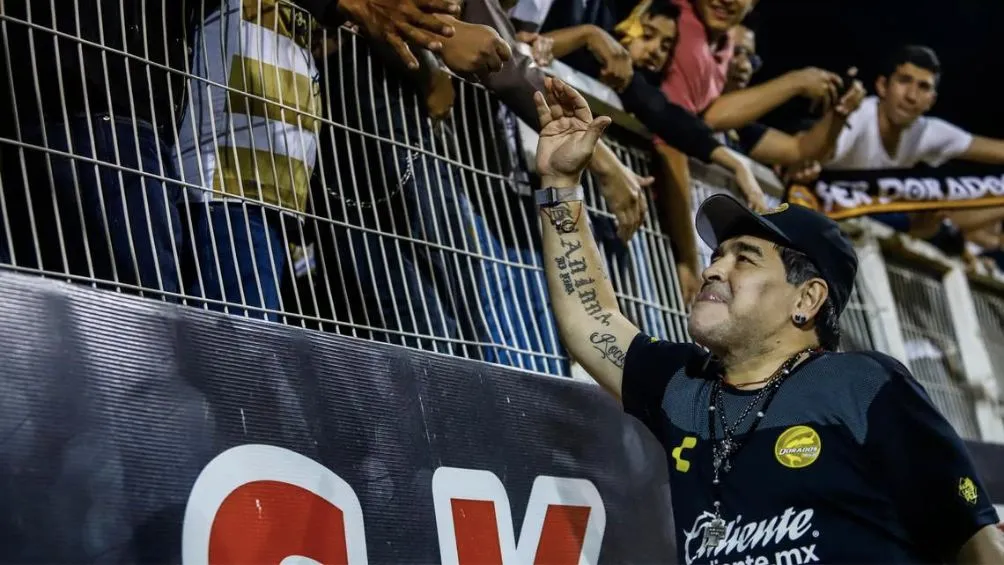 El argentino celebrando con la afición de Dorados