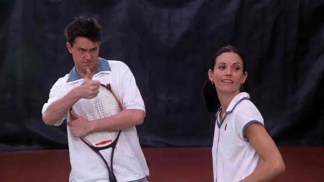 Perry como Chandler y Courtney Cox como Monica jugando tenis