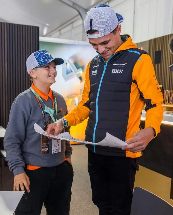 Norris cumpliendo el gesto con un aficionado