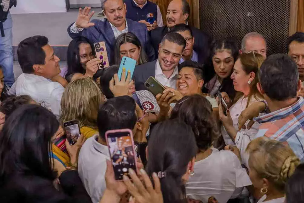 Harfuch se toma fotos con algunos asistentes a sus eventos