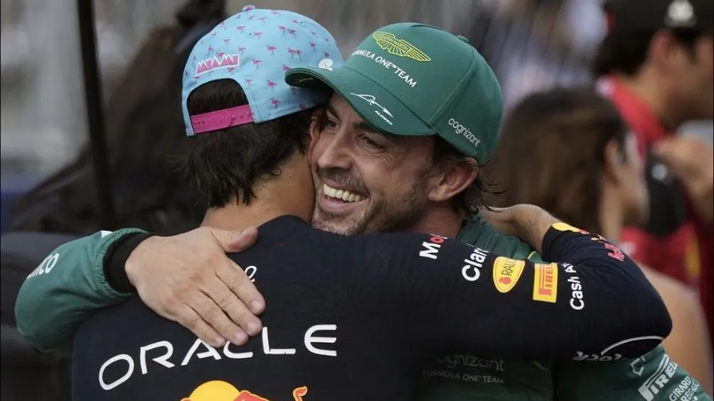 Fernando Alonso en un abrazo con Sergio Pérez