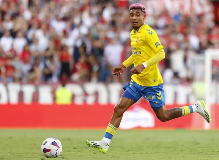 El mexicano aportó en la goleada de su equipo