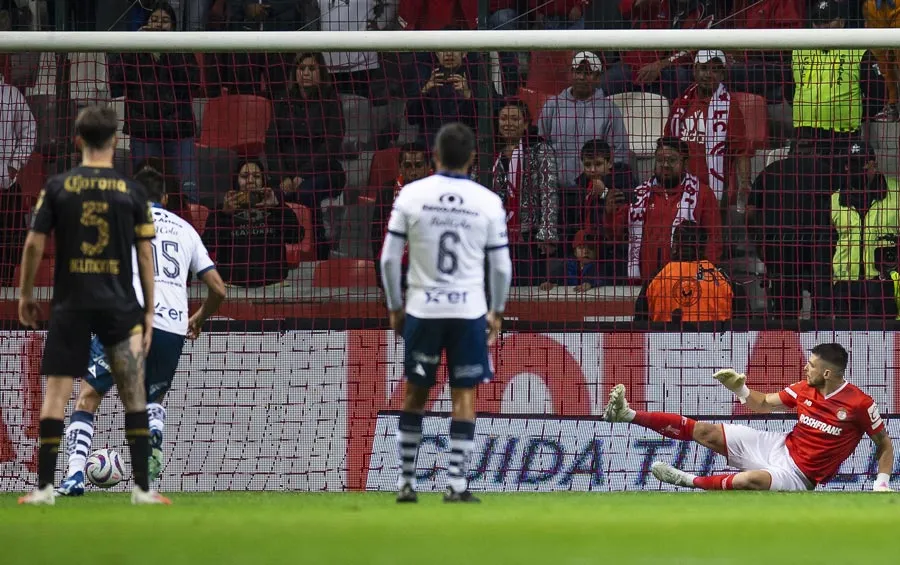 MEXSPORT El tanto de Martínez desde los once pasos