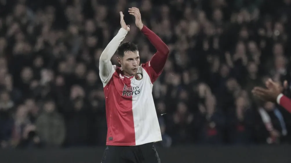 Santiago Giménez suma 15 goles en lo que va de la temporada.